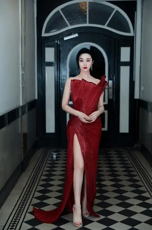 范冰冰从柏林电影节到#巴黎时装周#造型一览!