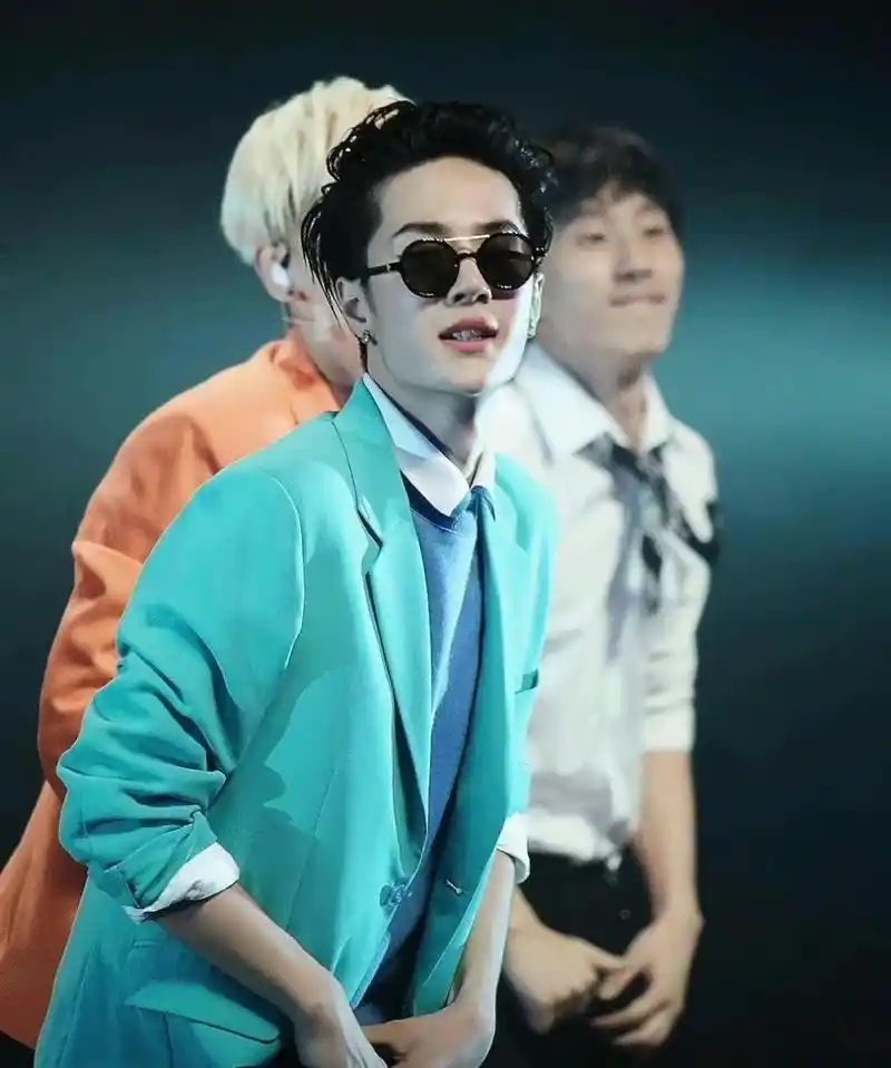 王一博喉结好大一坨,喉结大的男孩子普遍都比较帅! #娱乐