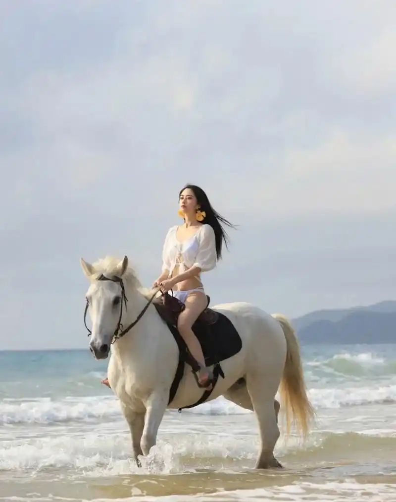 骑白马的不一定是唐僧,有可能是美女哦!#性感好身材# #美女# #情感