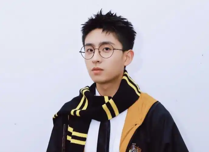 快男季军尹毓恪深夜自曝被打,被对方扇脸,更抱怨差点瞎了