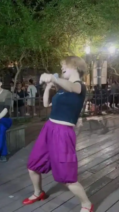 黄毛的风雨彩虹铿锵玫瑰#杭州西湖 #民间艺术表演