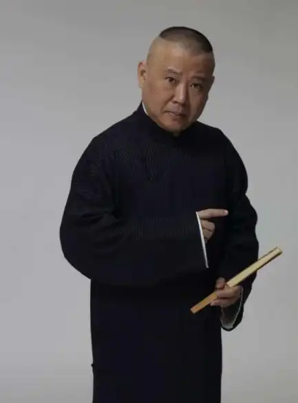 郭德纲晒全家福为妻子王惠庆生索吻小儿子遭一脸嫌弃