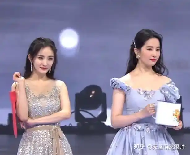 杨幂刘亦菲同框旧照引热议颜值很高还很青涩网友直呼爷青回