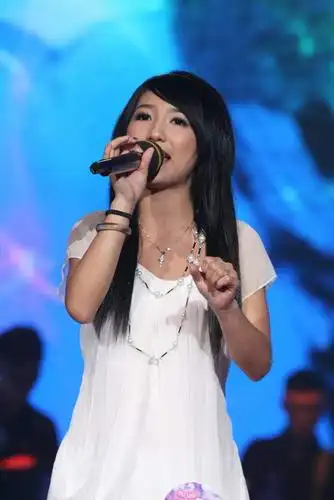 04号黄菁柔情歌曲新浪娱乐讯 6月18晚,2009快乐女声全国20强突围赛第