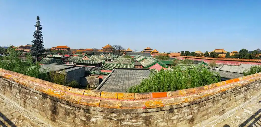 在故宫的城墙上俯瞰紫禁城