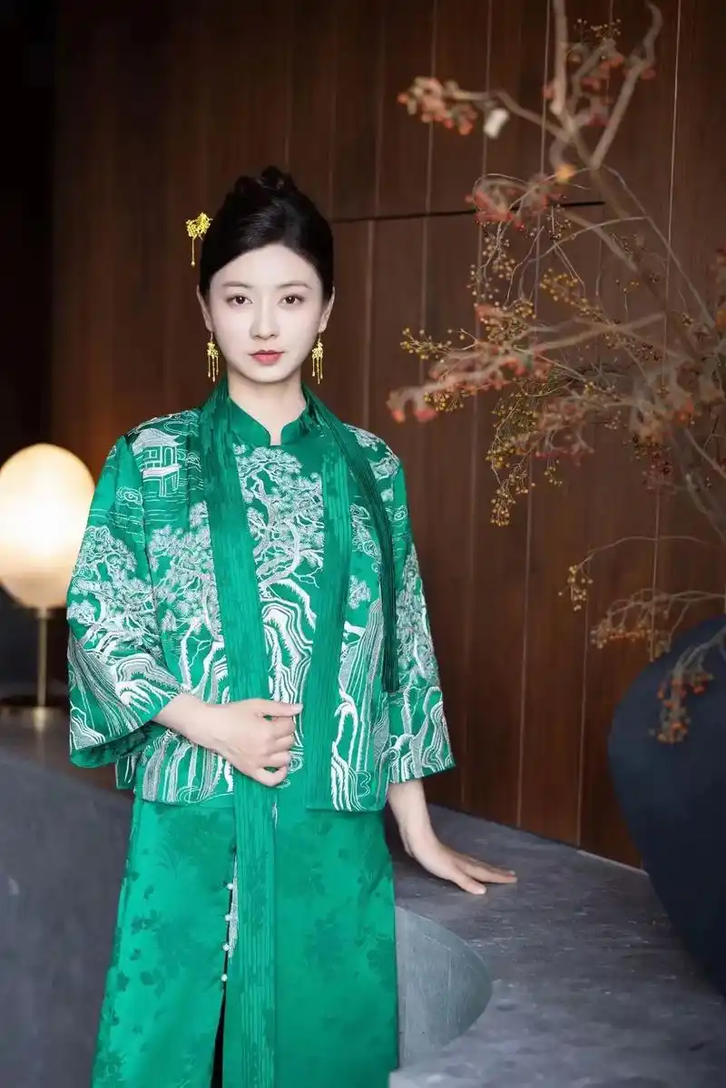 浮翠流丹,温婉典雅93演员斓曦优雅诠释金至尊珠宝「金妆花嫁 - 抖音