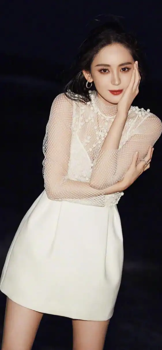 古力娜扎# 貌美如花的容颜,白皙细嫩的肩颈线,丰满傲人的事业线,前凸