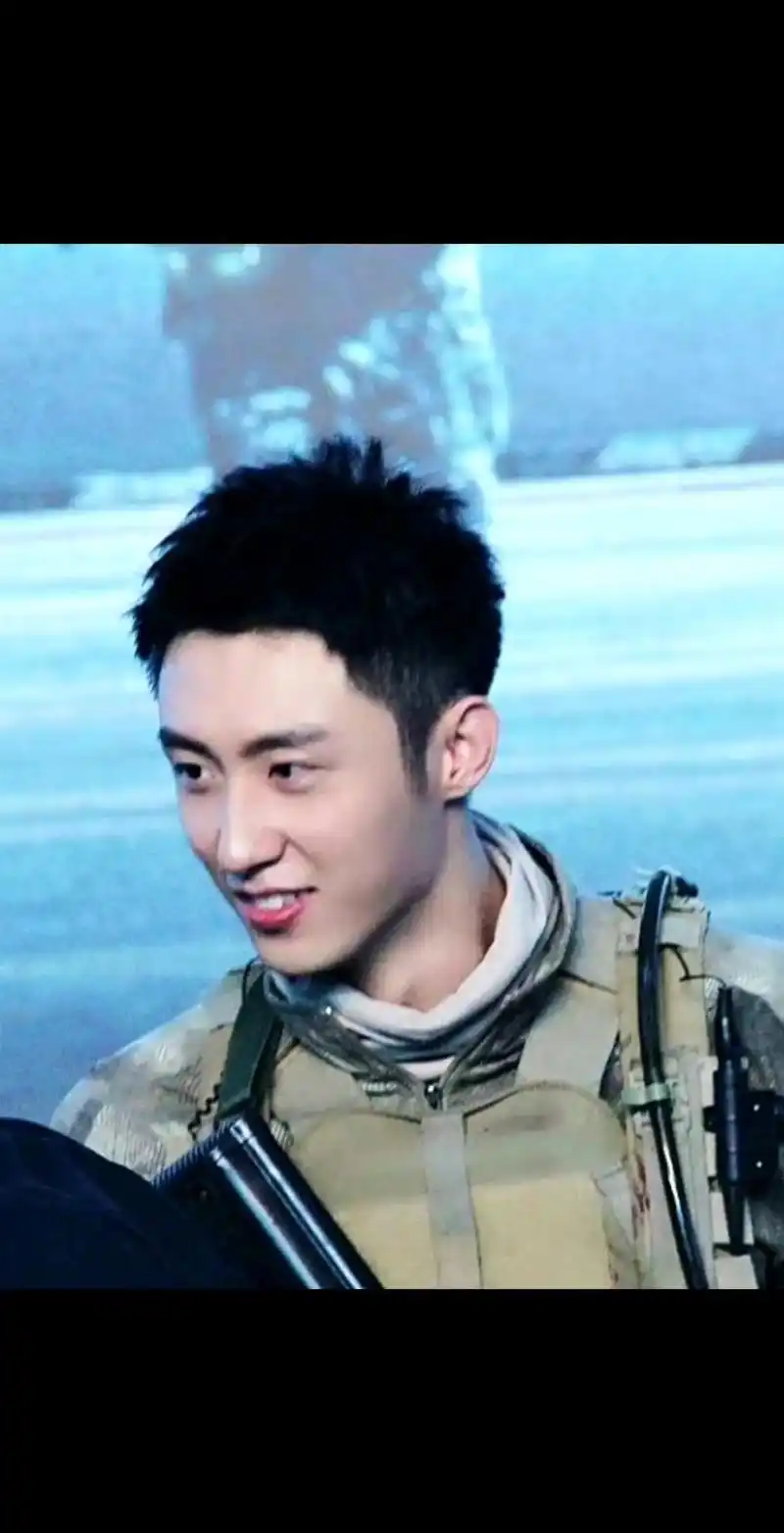 黄景瑜他从火光中走来 #每一个造型都出乎意料#完美侧颜杀 - 抖音