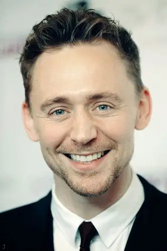 蓝眼睛 上翘嘴唇 小白牙 尖下巴 迷人微笑