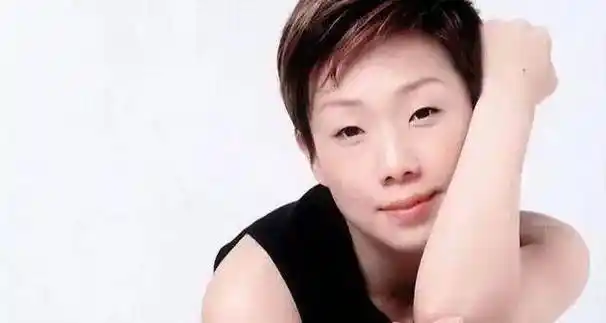 唱片公司认为,林忆莲的"小眼睛"是一个非常具有辨识度的个人特色,这让