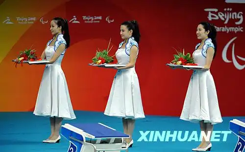 9月8日,颁奖礼仪小姐在国家游泳中心"水立方"举行的颁奖仪式上工作.