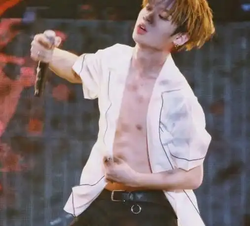 蔡徐坤的另一面大秀健身肌肉照素颜出镜显阳刚之气