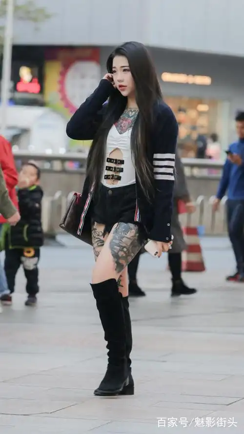 街拍:短裤搭长筒靴子,胸口大腿都有纹身,满满的御姐气质太迷人