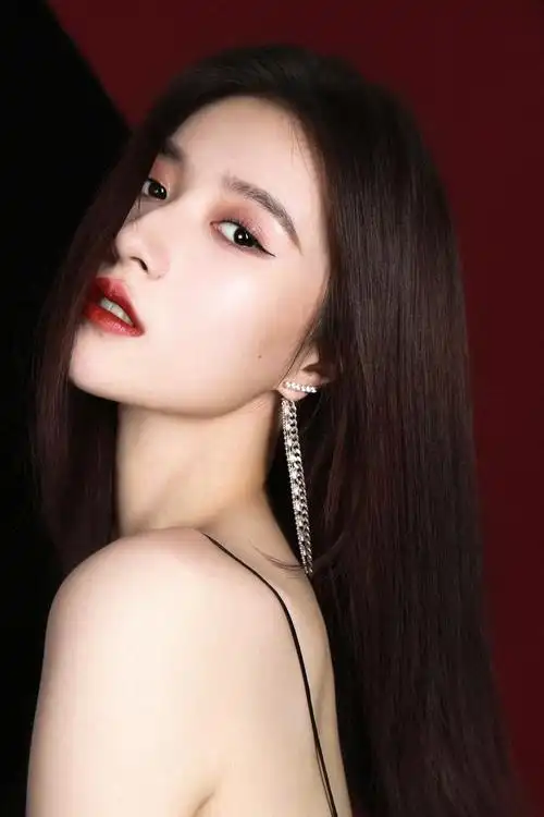 00后中国内地女歌手,演员胡嘉欣