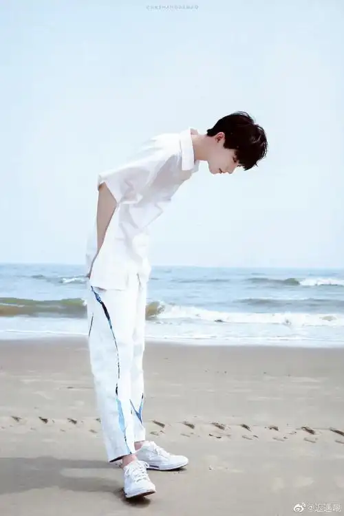 马嘉祺的可可爱爱##马嘉祺舞台上手捧鲜花