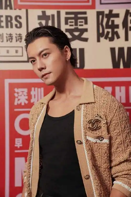 陈伟霆驼色开衫造型