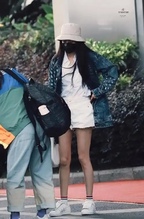 杨幂饭拍机场私服一则,一身破洞牛仔外套内搭白衬衫随性休闲