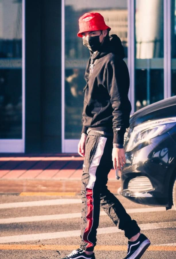 吴亦凡身高187cm还这么没自信,鞋底目测5cm,显得很帅!