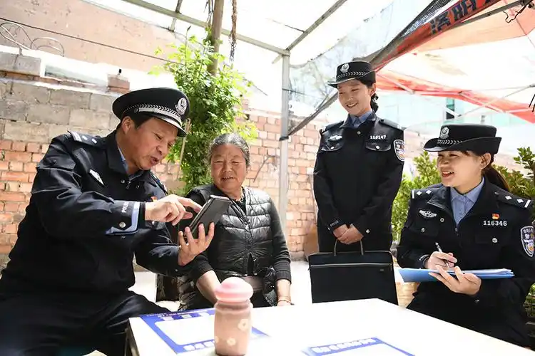 民警手把手帮助老年人安装反诈app