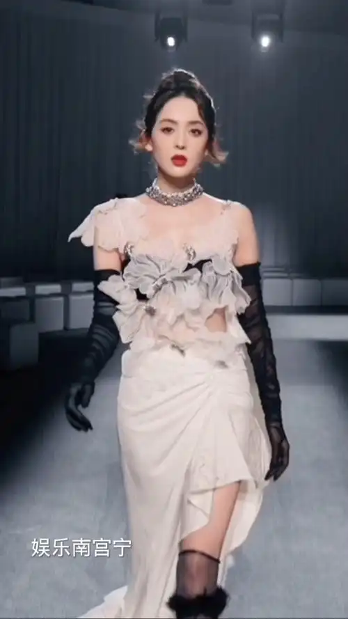 古力娜扎美貌出众,气质高贵,让人眼前一亮