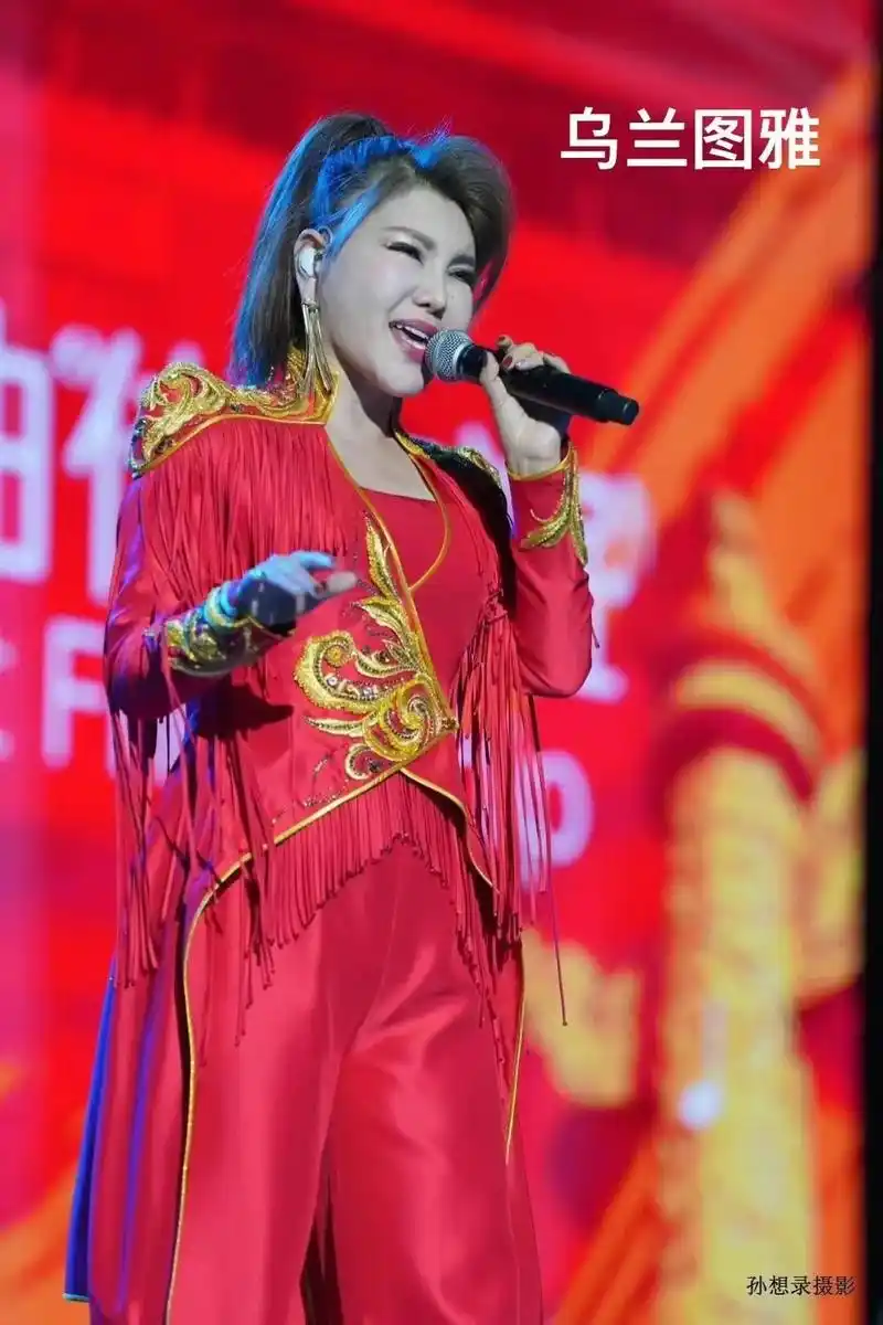 追星.#演出现场视频 #民族特色民族文化 #乌兰图雅 #刘大 - 抖音