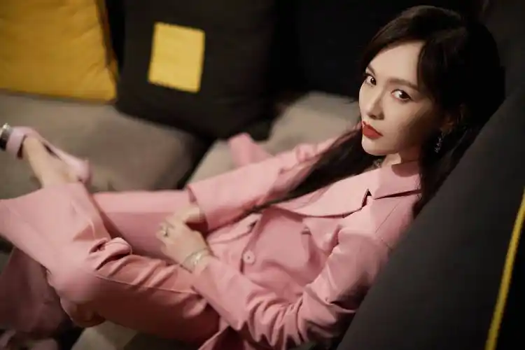 原创唐嫣一身粉粉的西服套装尽显华丽高级风采这是走上甜蜜路线