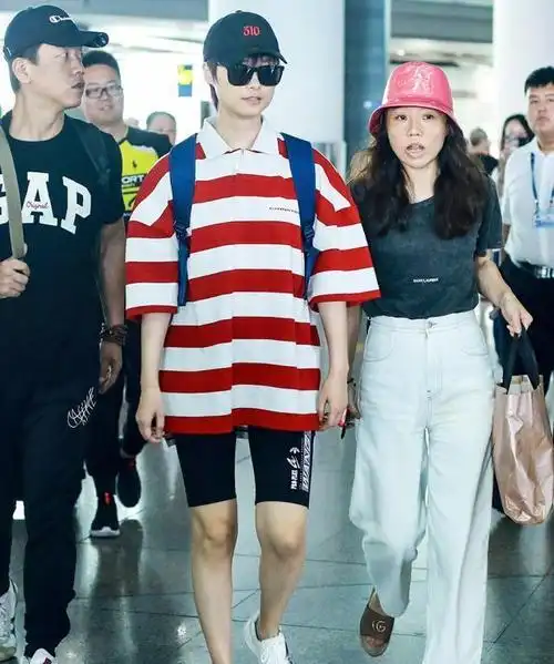 169cm宋妍霏与175cm李宇春同穿红白条纹衫不是腿长就能赢