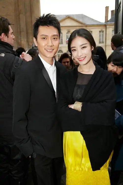 倪妮冯绍峰巴黎行腾讯时尚独家全记录:甜蜜首秀时尚之路不孤单