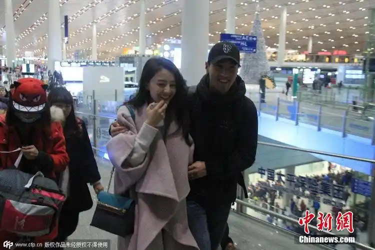 高圆圆赵又廷婚后回京 相拥而行全程甜笑秀幸福