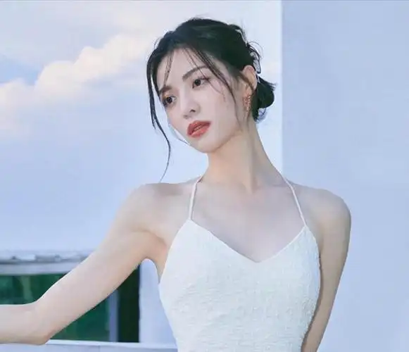 钟楚曦成功背后的商业运作近期,18线小演员钟楚曦因在电影《芳华》中