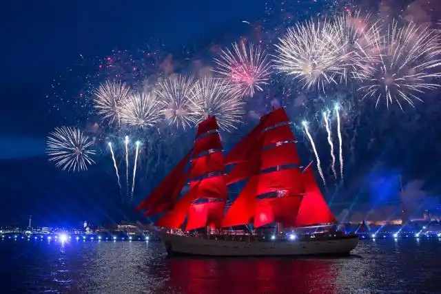 6月24日凌晨,红色帆船行驶在俄罗斯圣彼得堡的涅瓦河上.