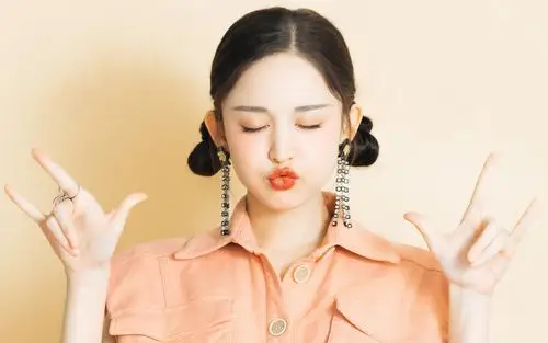 古力娜扎双丸子头甜美高清桌面壁纸_大陆明星_壁纸下载_美桌网