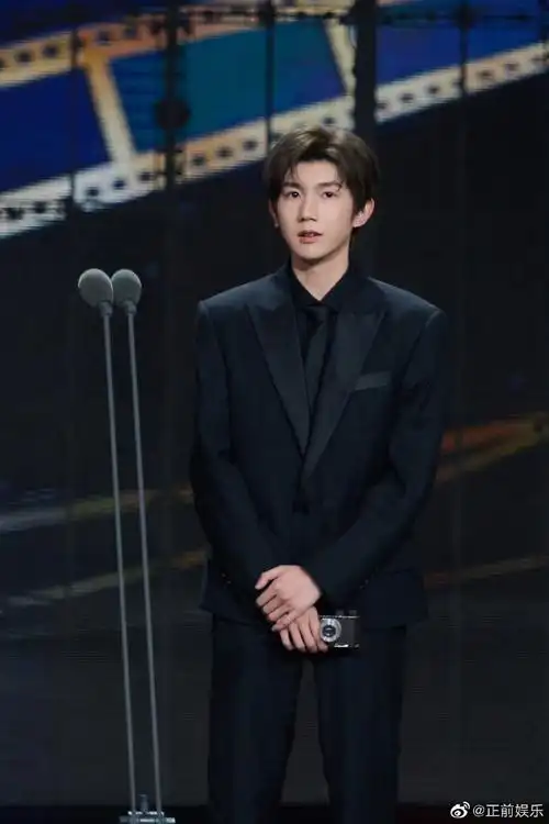 王源西装身材比例##王源微博电影之夜花絮照