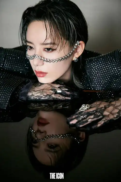 李斯丹妮西装&裤子:giuseppe di morabito内搭:@onehug官方微博链链