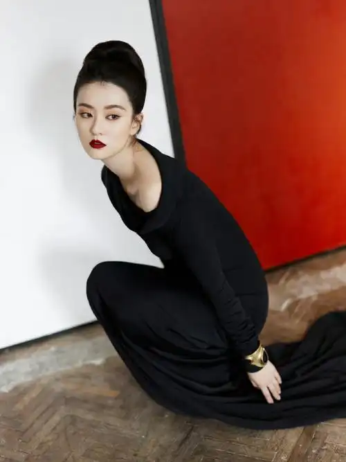 乔欣黑色露肩长裙红唇造型气场超级强大