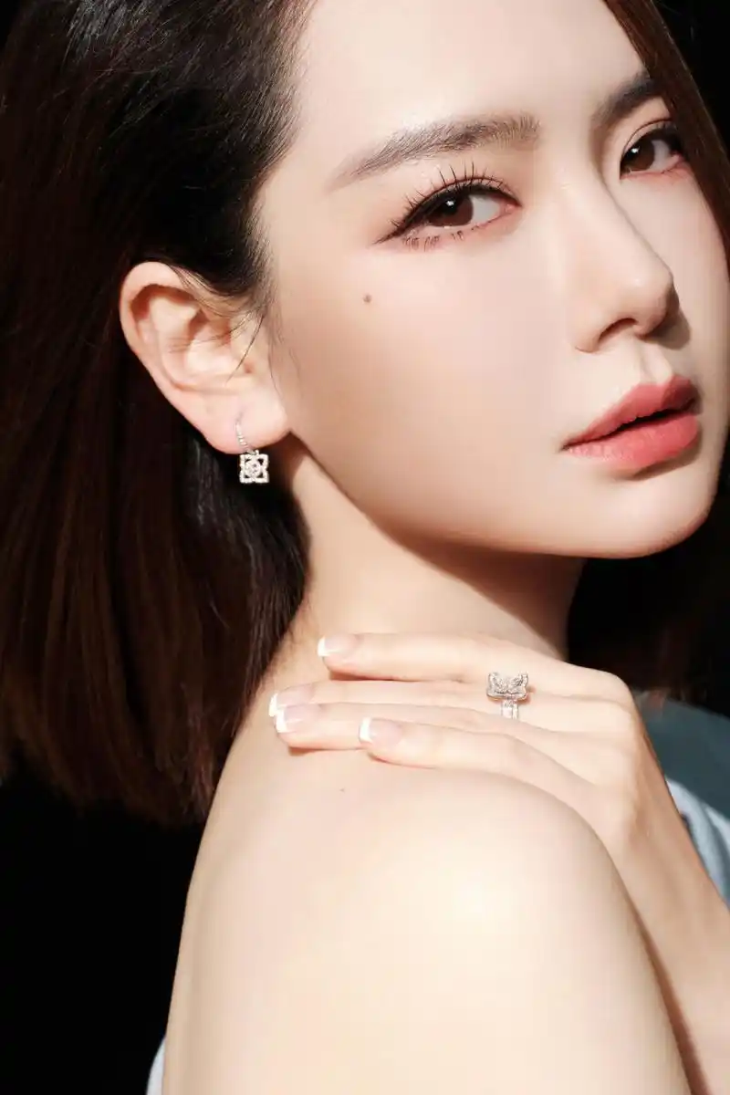 戚薇美妆头像写真