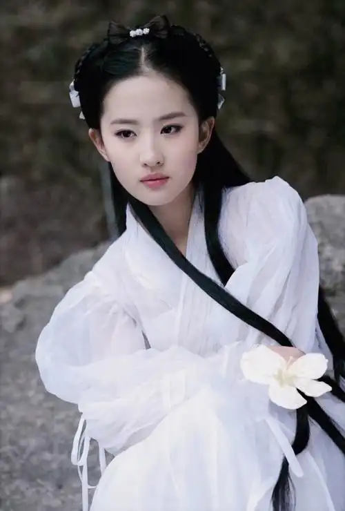 肤白貌美大长腿,《玫瑰的故事》刘亦菲用怼脸拍诠释什么叫万人迷