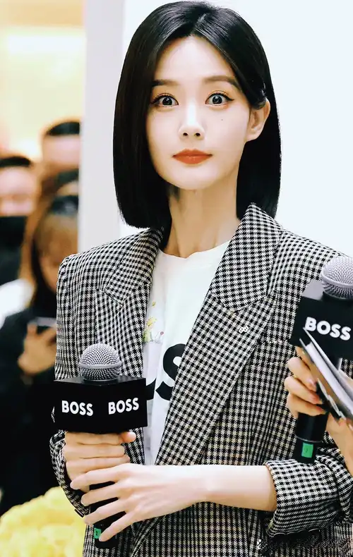 李一桐格子外套加上一头短发.