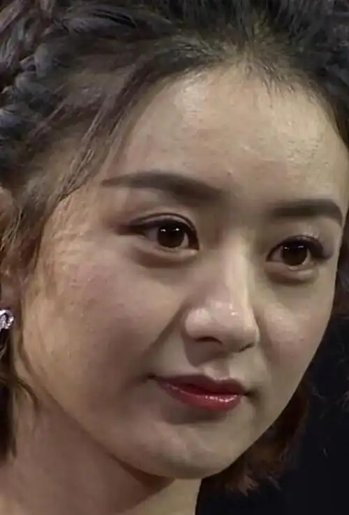 赵丽颖被"虐惨"?别人忙交际,她只顾着吃,这一张图看着可怜?