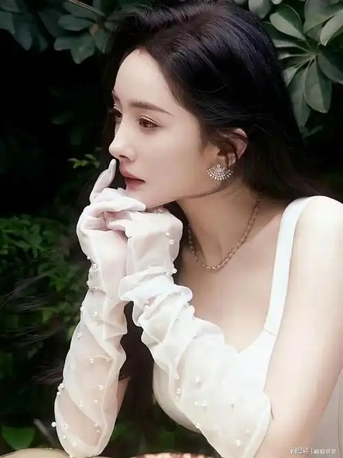 杨幂写真大图来了第三张特别漂亮