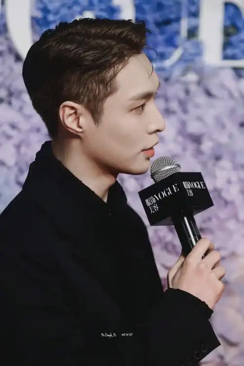 张艺兴昨晚活动饭拍,黑西装大背头,是超a的张总没错了!