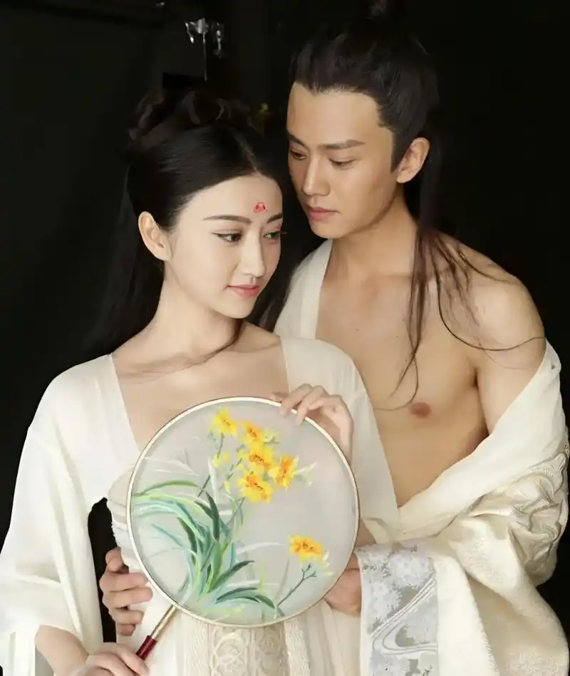 估计这张写真照是任嘉伦唯一一次晒出胸部的照片,因为那时候他还没有