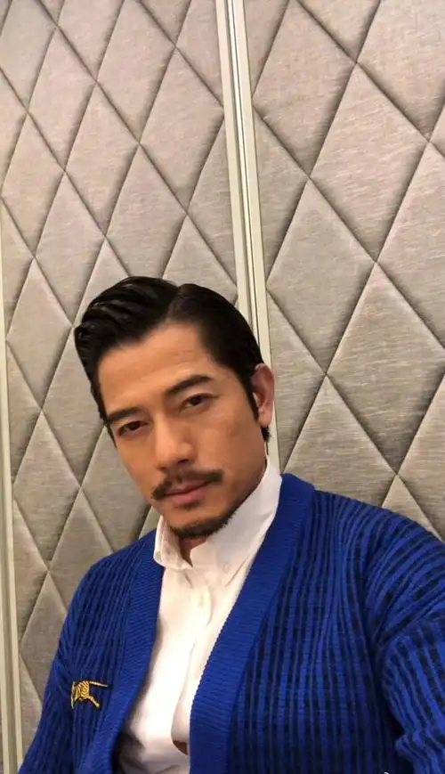 53岁郭富城换新造型,留胡子梳西装头气度非凡,还能再帅20年!