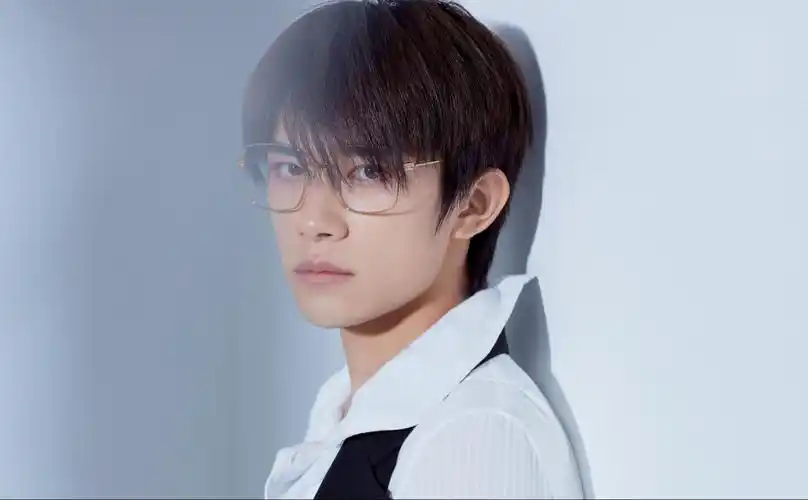 今日份男孩易烊千玺帅气金丝眼镜写真
