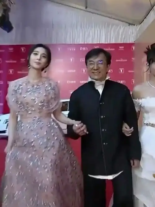 当所有人都远离范冰冰的时候只有成龙出来声援老一辈艺人重情义