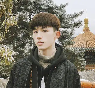 超有阳光活力感的男生锅盖头发型很是流行的男士锅盖头