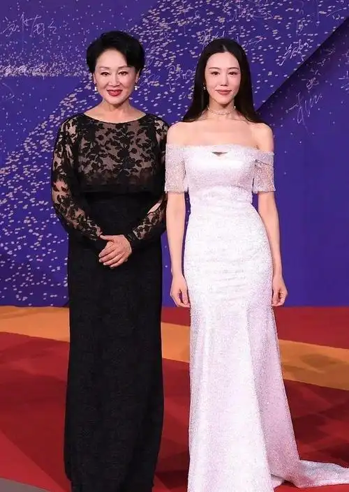 王姬素颜比普通奶奶还要老牙齿稀疏一脸皱纹跟女儿同框像奶奶