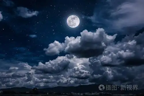 夜晚的天空皎洁的月亮和暗云宁静自然