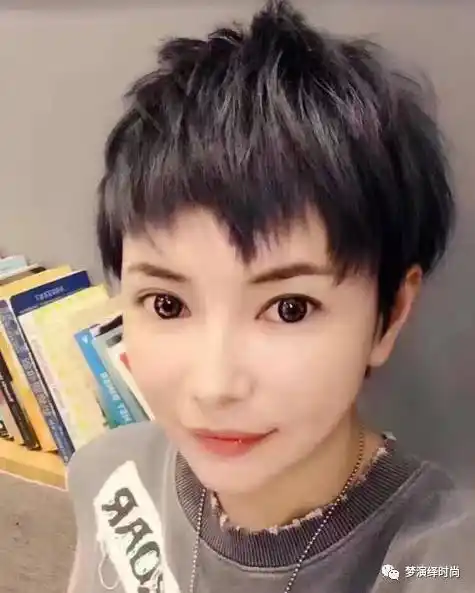 今年流行"半圆刘海"超短发