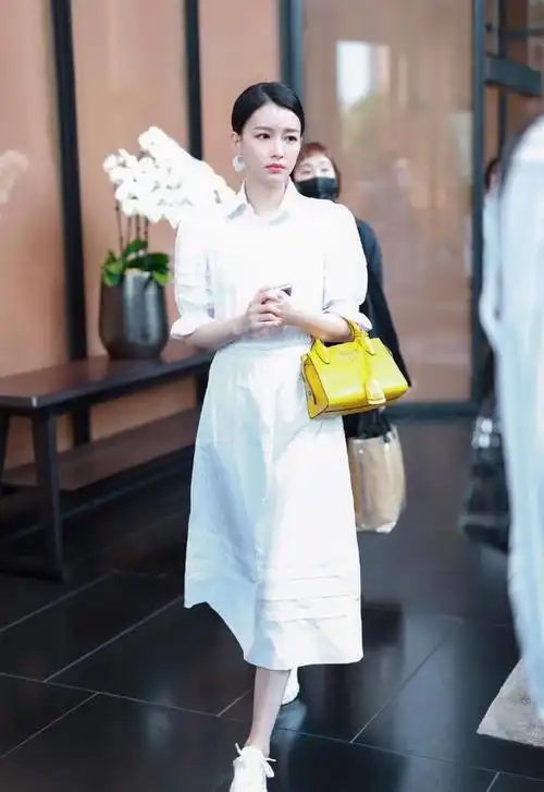 孙怡真瘦穿白色长裙头发后梳显得头重脚轻比得上鲁豫了